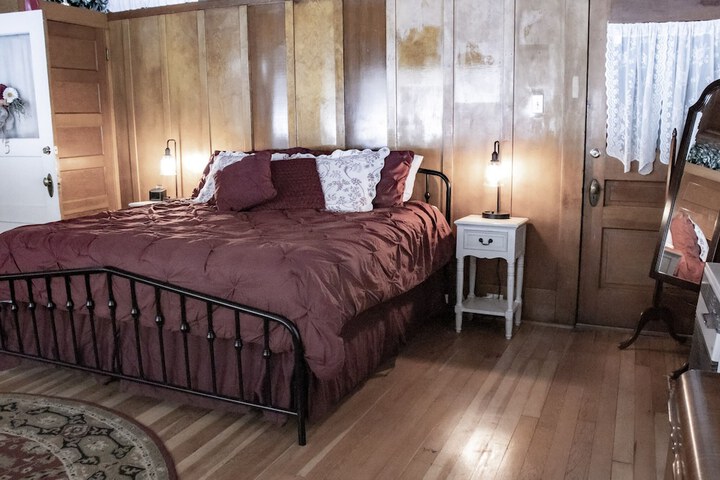 Room 27 of 38