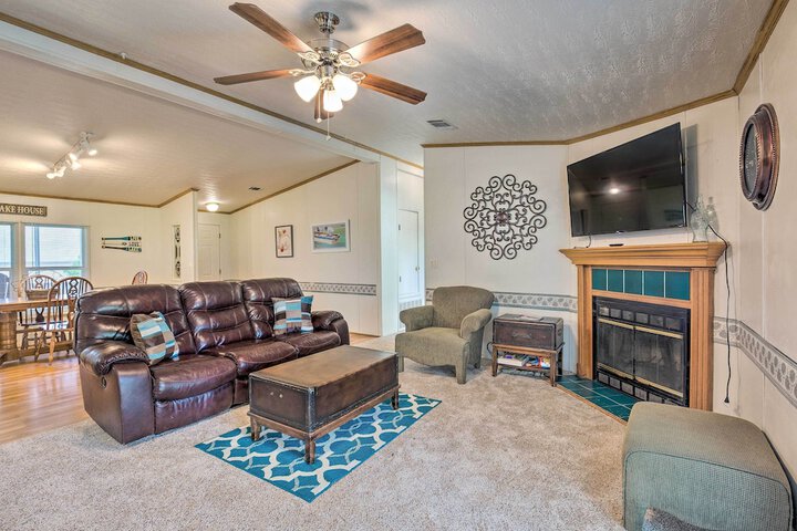 Cedar Creek Lake Access: Retreat w / Deck