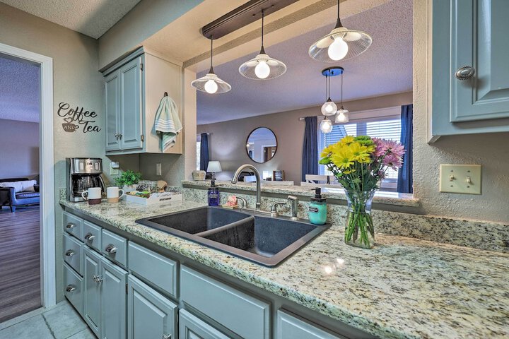 Bella Vista Home w / Deck + Trails: on Golf Course!
