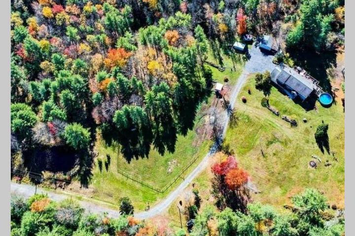 Southwoods Mountain Estate -private mansion pool, hottub+ 15 acres