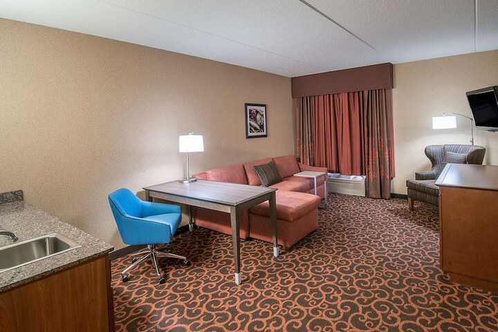 Room 27 of 76