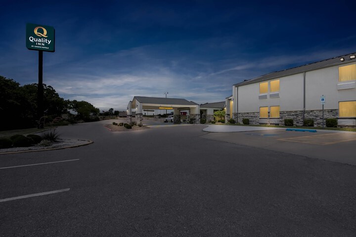 Quality Inn Shawnee North I-40