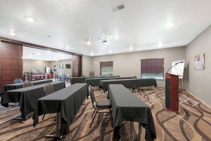 Cobblestone Hotel & Suites - Urbana