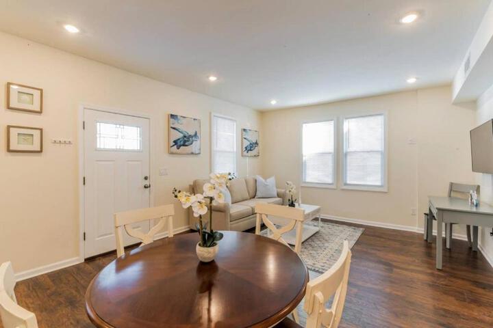 2 Blocks from Beach-Sleeps 16