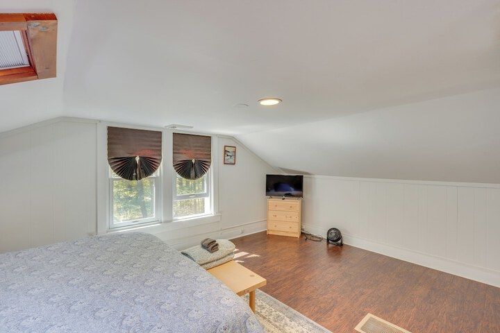Updated / pet-friendly Cabin by Hikes and Woodstock!