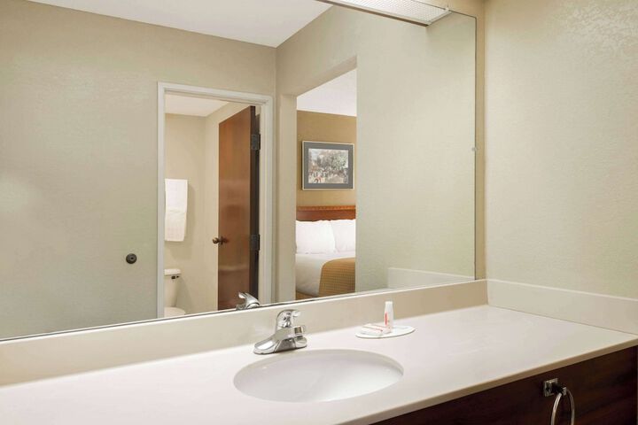 Room 5 of 20