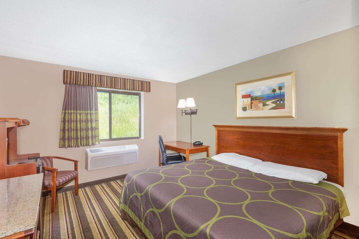 Super 8 by Wyndham Tilton / Lake Winnipesaukee