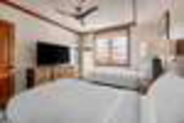 Room 25 of 168