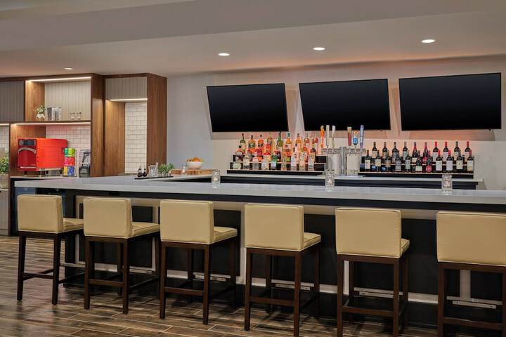 Delta Hotels by Marriott Chicago Willowbrook