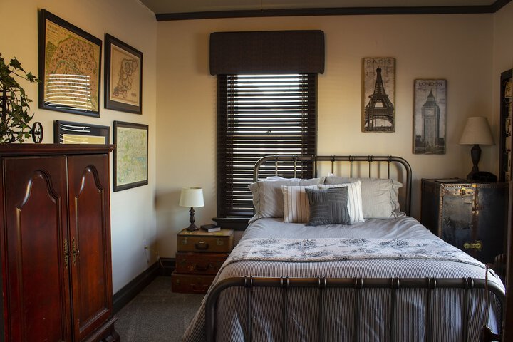 Room 6 of 33