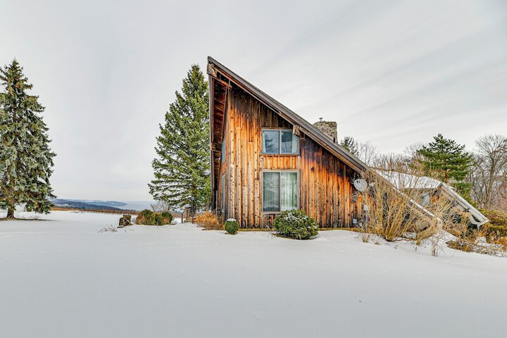 Near Canandaigua Lake: Retro Cabin w / Deck & Views