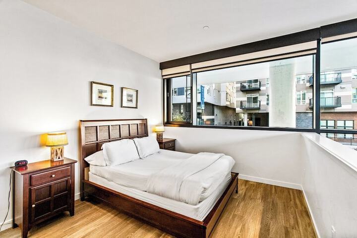 Airy and Open Corner Loft - 92 Walkscore