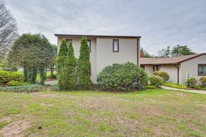 Quaint Bristol Townhome 14 Mi to West Hartford!