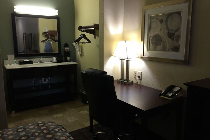 Pearsall Inn & Suites