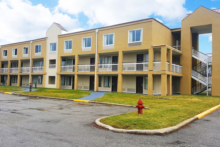 Super 8 by Wyndham Brook Park / Cleveland