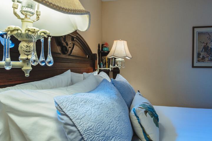 Room 60 of 242