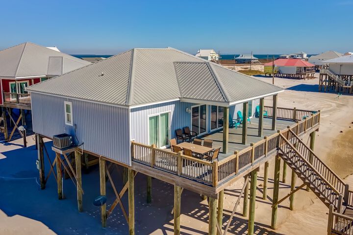 Awake on the Gulf - Gulf Front! Gaze Up at the Stars From Your Large Deck While Listening To The Waves Crash. 4 Bedroom Home by RedAwning