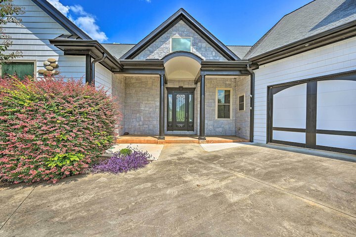 Upscale Family Home w / Dock on Lake Hartwell!