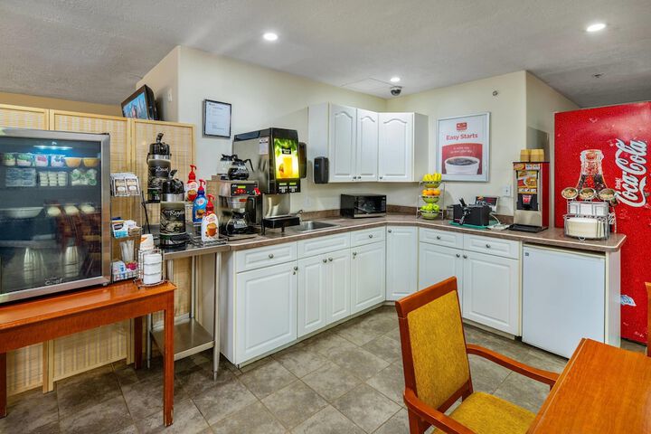 Econo Lodge Inn & Suites