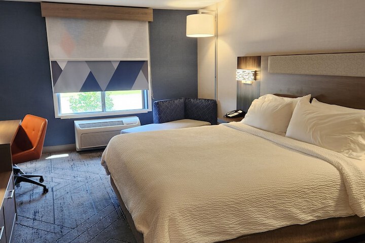 Room 13 of 38
