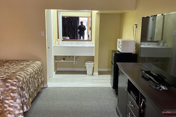 Room 15 of 34