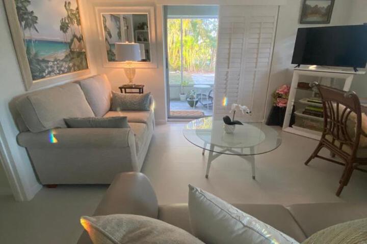 Closest 1BR to Vanderbilt Beach full kitchen with dishwasher, ALL NEW!