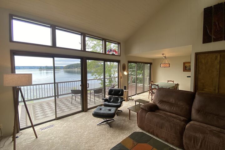 PNW MCM 155ft Private Waterfront Gem on Raft Island w / Hot Tub 3 Bedroom Home by RedAwning
