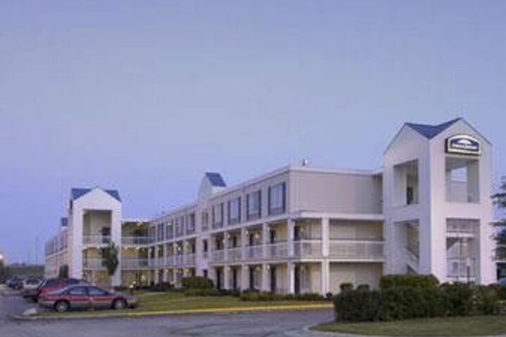 Super 8 by Wyndham Brook Park / Cleveland