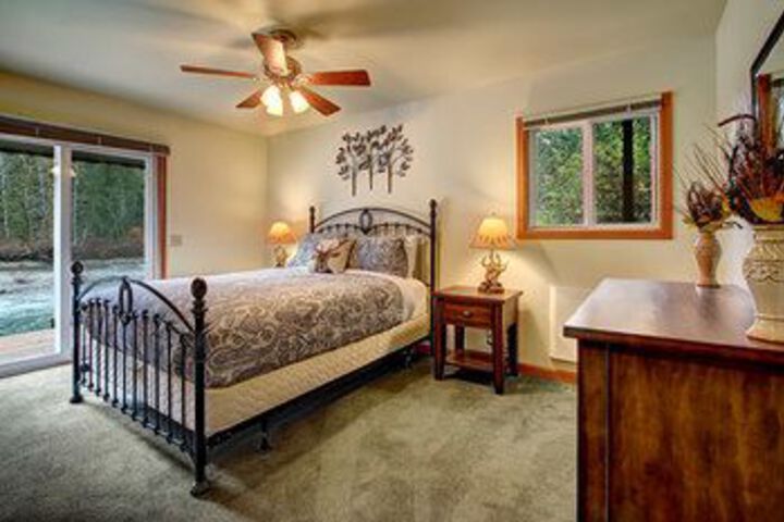 Sky Rivers Edge - Three Bedroom Cabin with Hot Tub