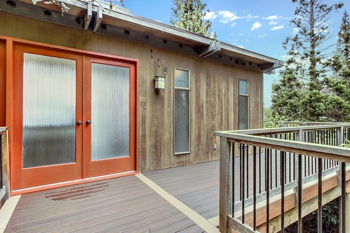 PNW MCM 155ft Private Waterfront Gem on Raft Island w / Hot Tub 3 Bedroom Home by RedAwning