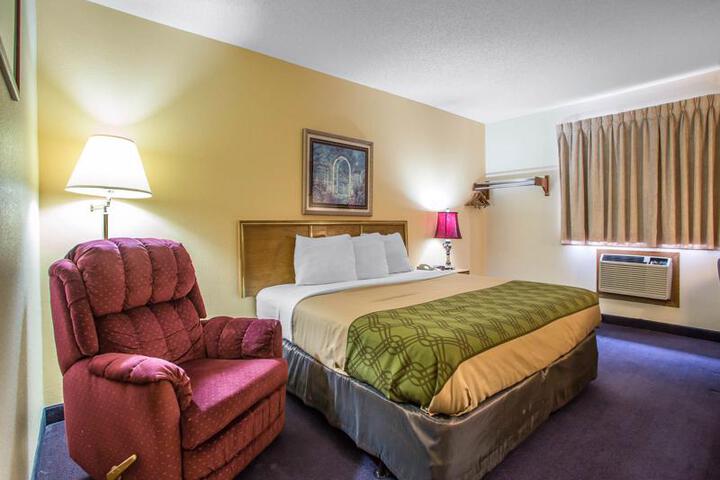 Econo Lodge Inn & Suites
