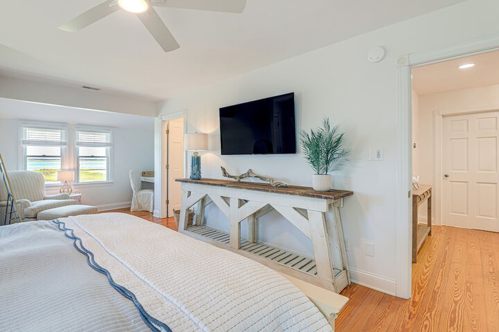 Waterfront Home w / Screened Porch & Sunsets