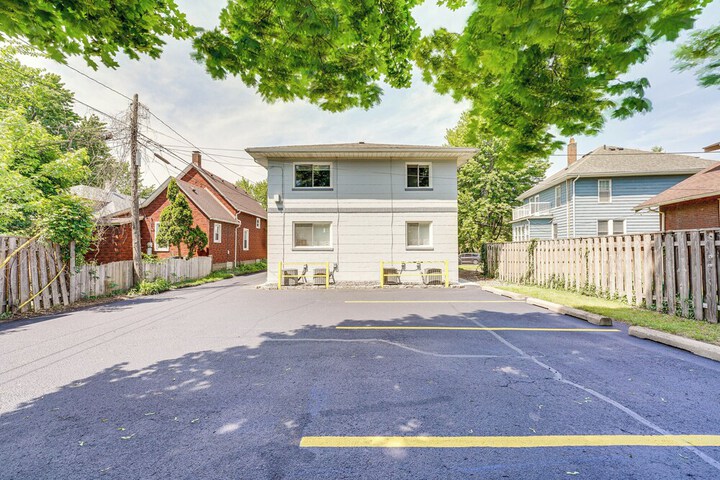Top-floor Wyandotte Apt Near Detroit Riverfront!