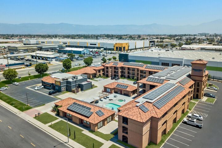 Days Inn by Wyndham Fontana / Rialto