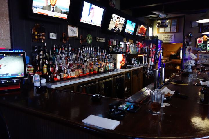 Lounge 22 of 25
