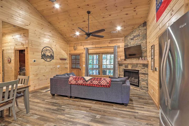 Coosawattee River Resort Cabin w / Private Hot Tub!