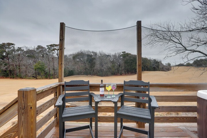 Kitty Hawk Apartment w / Hot Tub - 1 Mi to Beach!