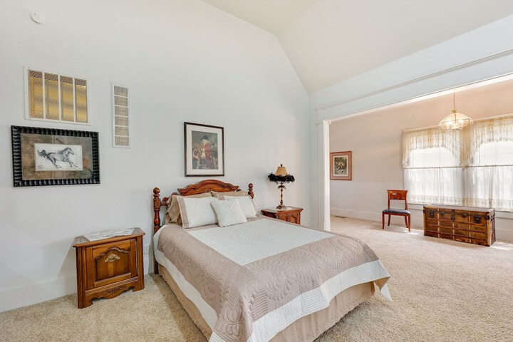 Paris Vacation Rental 15 Mi to Mount Magazine!