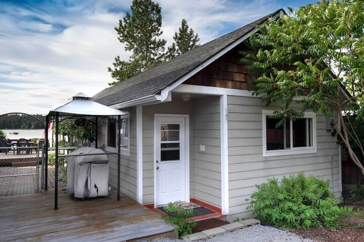 Charming Lakefront Cabin w / Deck & Fire Pit!