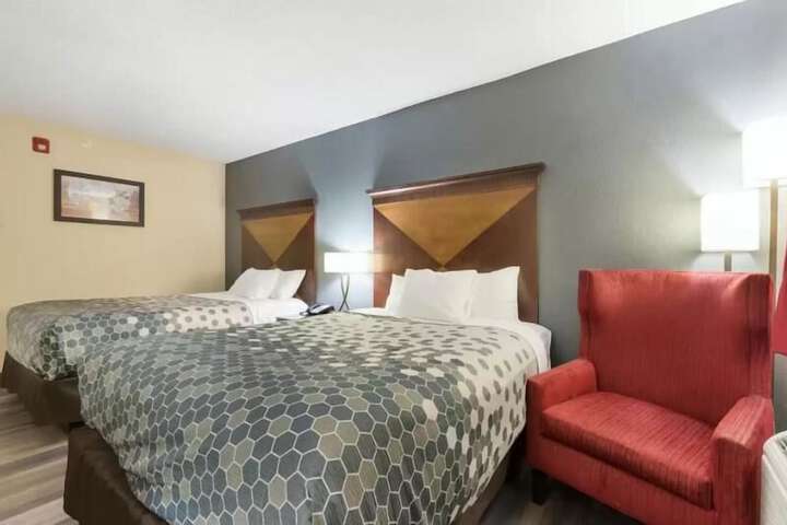 Econo Lodge Inn & Suites Mason City - Clear Lake