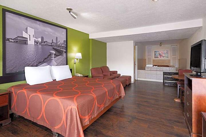 Super 8 by Wyndham Youngstown / Girard