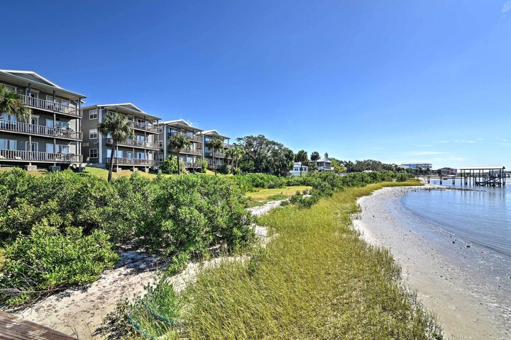 Beachfront Cedar Key Condo w / Pool Spa & Views!