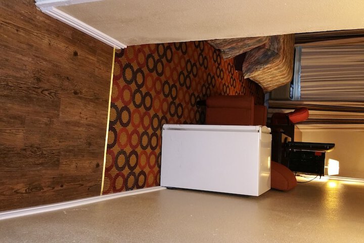 Room 9 of 16