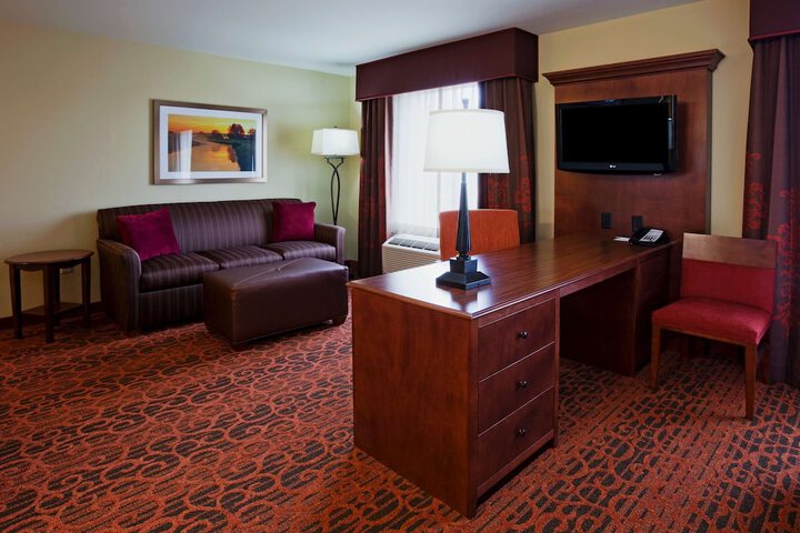Hampton Inn & Suites Minot Airport