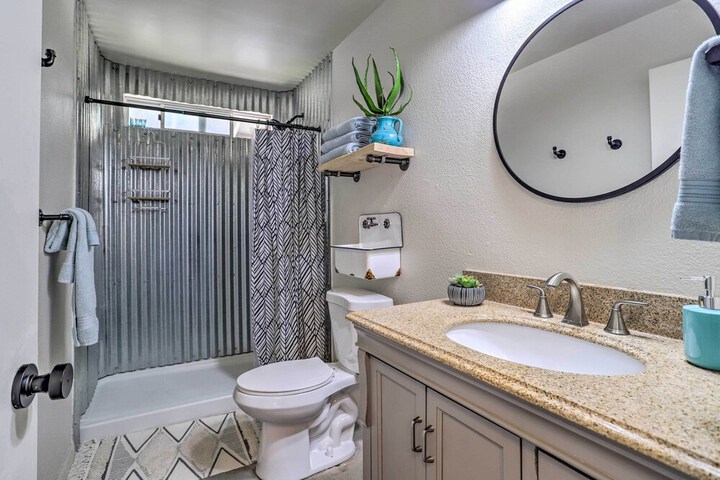 Indie-eclectic Desert Home w / Hot Tub + Patio