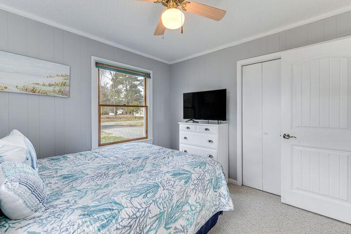 Riverfront Colonial Beach Home w / Private Beach!