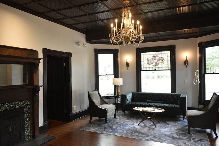 Lounge 38 of 43
