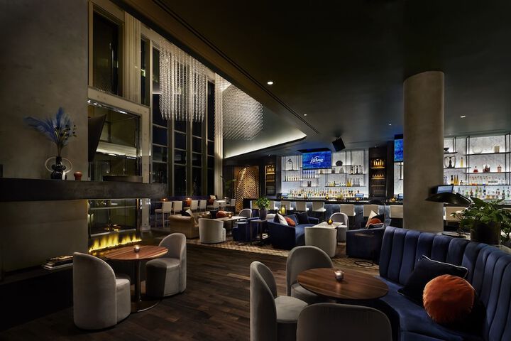 Lounge 106 of 143