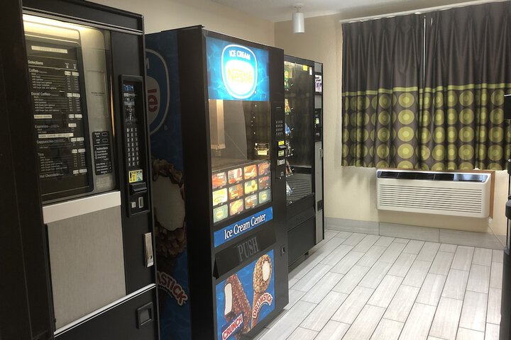 Super 8 by Wyndham Bedford DFW Airport West