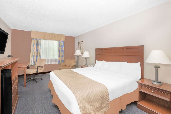 Room 9 of 16